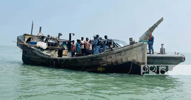 কোস্ট গার্ডের সাঁড়াশি অভিযান